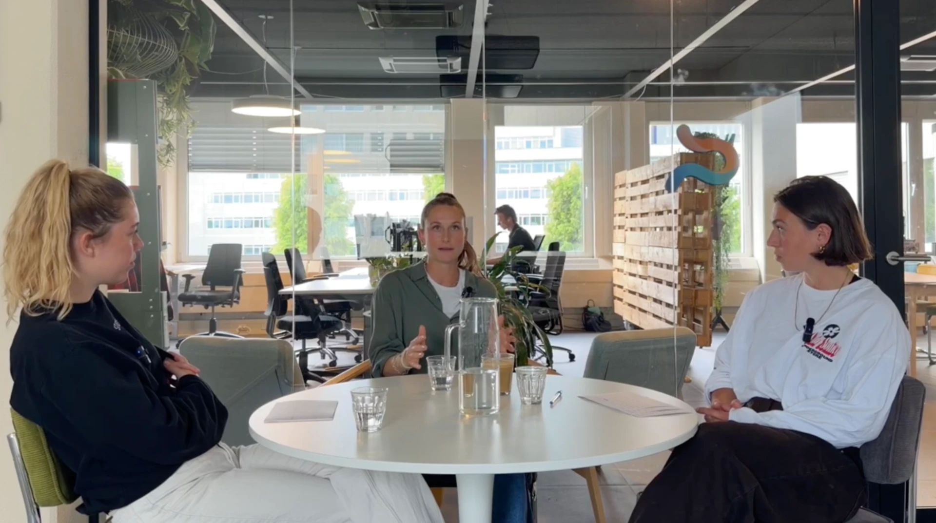 Twee vrouwen bespreken AI toepassingen op kantoor