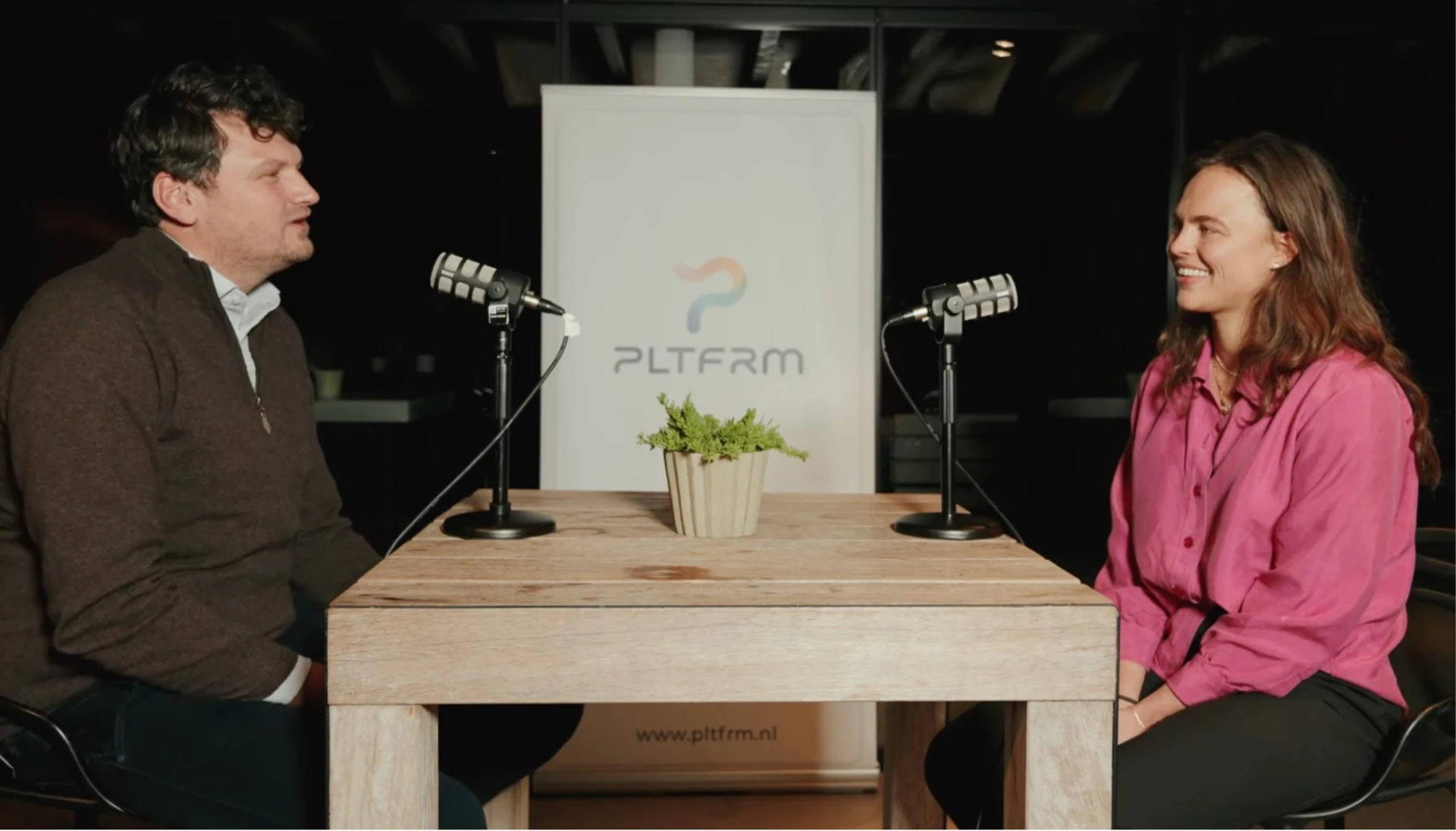 Podcastgesprek aan tafel bij PLTFRM