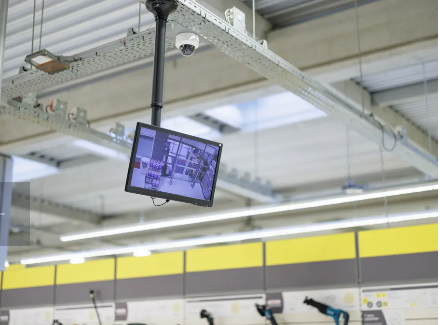 Camerabewaking en monitoringscherm in een bedrijfshal