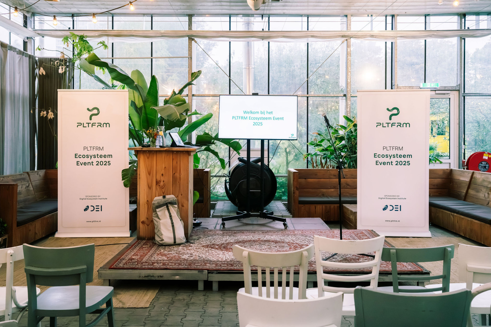 PLTFRM Ecosysteem Event 2025 met partners in een lichte kasruimte