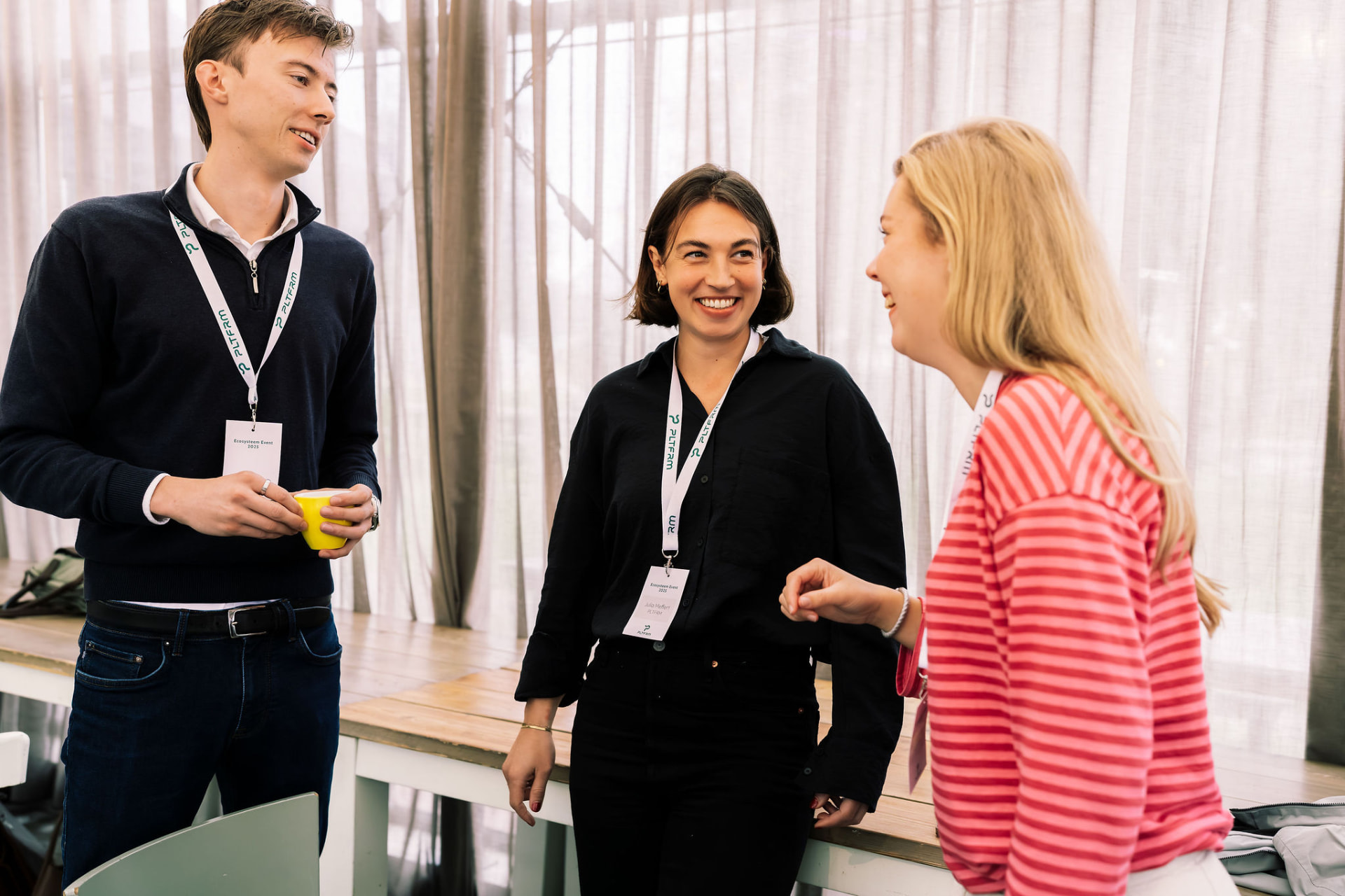 Teamleden van PLTFRM in gesprek tijdens een netwerkevenement